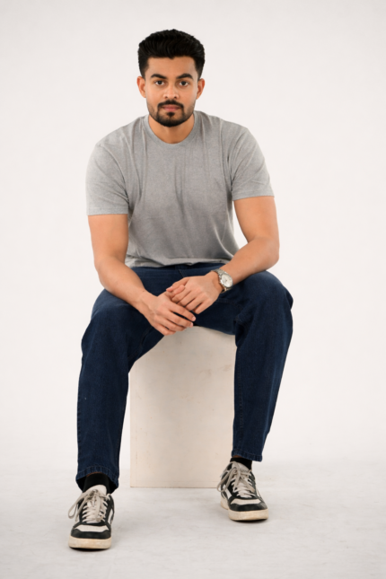 “Plain round neck T-shirt with a classic fit and short sleeves”