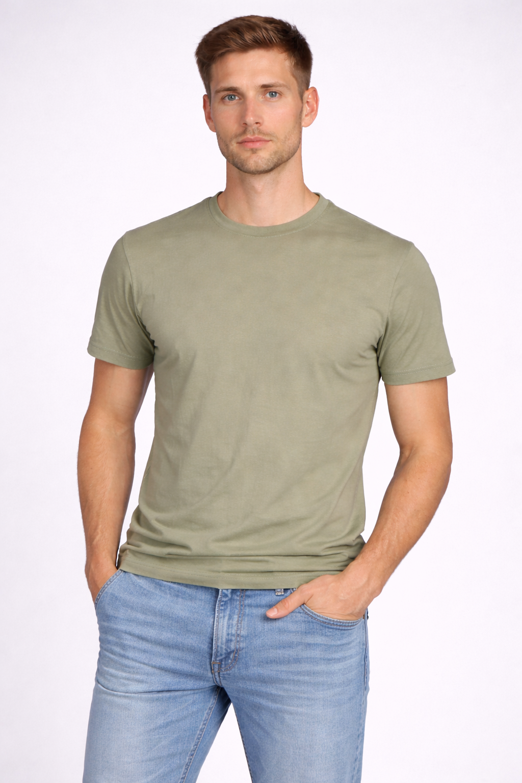 • Regular fit cotton t-shirt with soft fabric and round collar • Everyday regular size t-shirt with relaxed straight cut