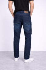 Street-style balloon fit jeans with high waist and roomy fit.