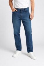 •Men’s blue balloon fit denim pants with relaxed thigh and tapered ankle. •Balloon fit jeans featuring loose upper leg and fitted hem design. •Casual balloon fit denim pants with wide silhouette and cropped ankle.